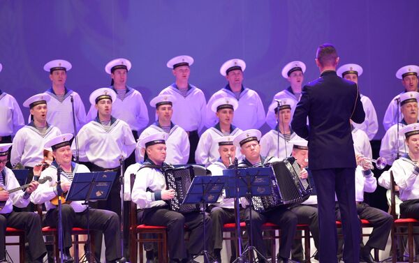 В Национальной филармонии имени Токтогула Сатылганова в Бишкеке состоялся концерт Ансамбля песни и пляски Черноморского флота - Sputnik Кыргызстан