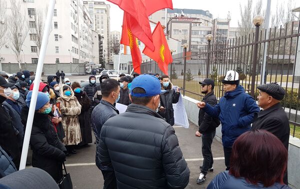 У здания суда митингуют около 70 сторонников. Они держат плакаты с требованием освободить бывшего чиновника. - Sputnik Кыргызстан