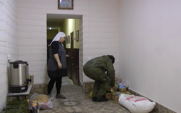 Военнослужащие отметили, что много лет помогают не только малообеспеченным, но и детдому семейного типа Алтын уя и реабилитационному центру Умут - Sputnik Кыргызстан