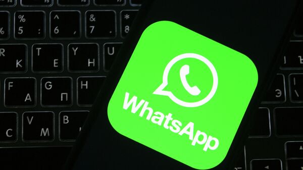 Логотип мессенджера WhatsApp на экране смартфона. Архивное фото - Sputnik Кыргызстан