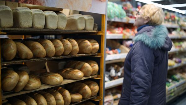 Покупательница у прилавка с хлебом. Архивное фото - Sputnik Кыргызстан