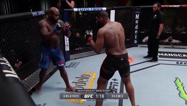 Нокаут после удара в прыжке — лучшие моменты прошедшего турнира UFC. Видео - Sputnik Кыргызстан