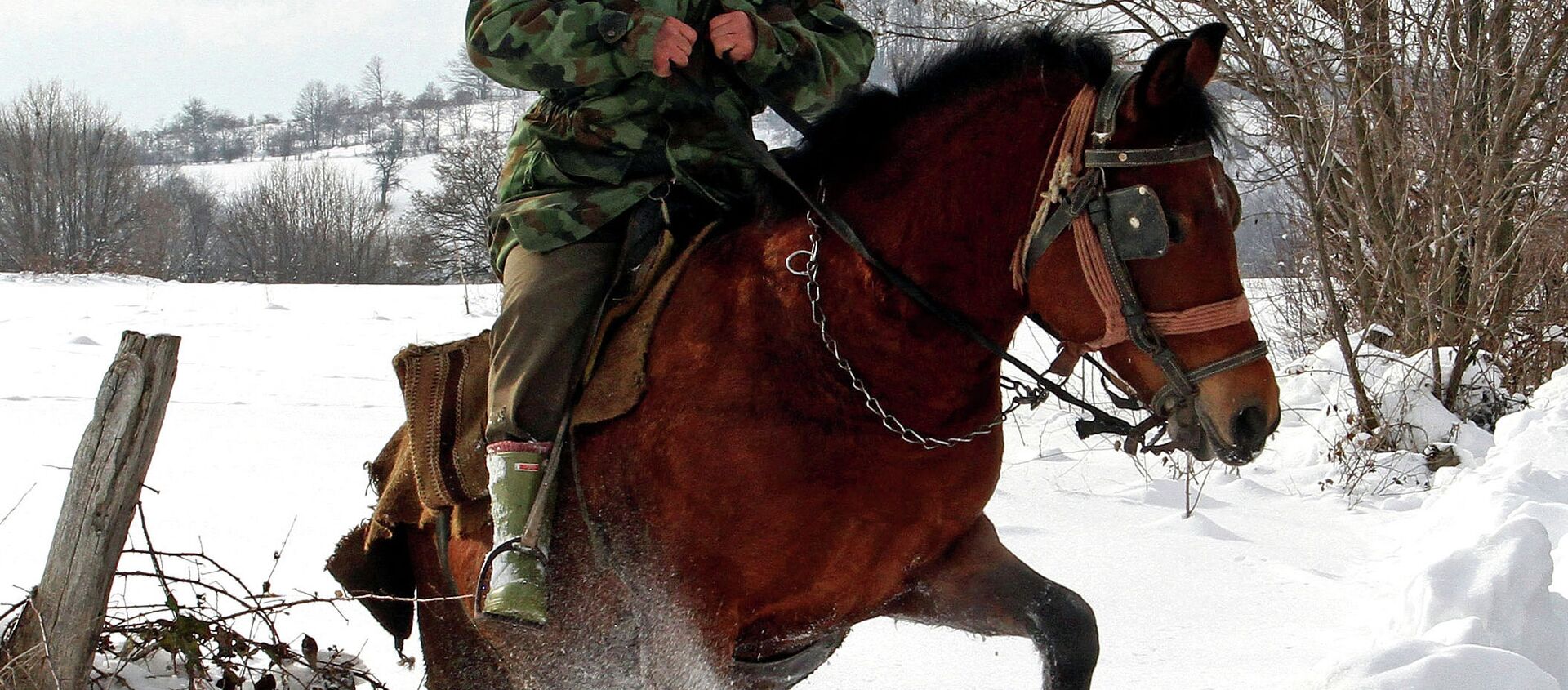 Мужчина едет на лошади по снегу. Архивное фото - Sputnik Кыргызстан, 1920, 21.02.2021