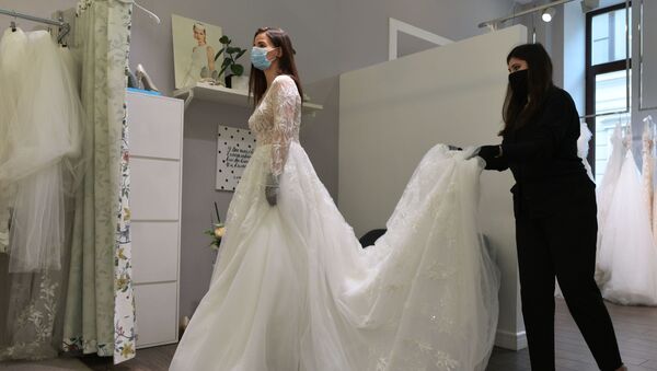 Девушка примеряет свадебное платье. Архивное фото - Sputnik Кыргызстан
