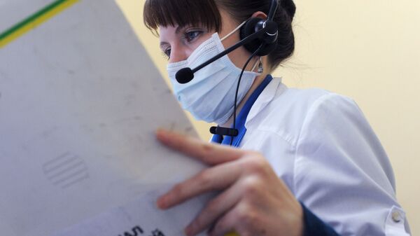 Сотрудник колл-центра отвечает на звонки пациентов больницы. Архивное фото - Sputnik Кыргызстан