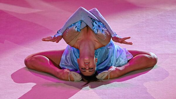 Александра Солдатова участвует в показательных выступлениях на церемонии открытия этапа Гран-при Москва-2021 по художественной гимнастике - Sputnik Кыргызстан