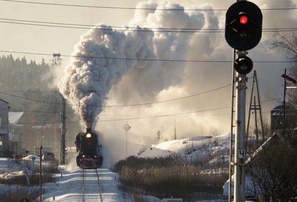 Ретро-поезд на паровой тяге в Карелии - Sputnik Кыргызстан