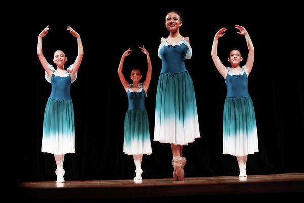 Генетикалык оорудан улам колунан ажыраган 16 жаштагы балерина Витория Буэно Бразилиянын Санта-Рита-ду-Сапукай театрынын сахнасында бийлеп жатат - Sputnik Кыргызстан