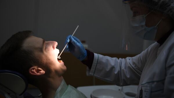 Мужчина на осмотре у стоматолога. Архивное фото - Sputnik Кыргызстан