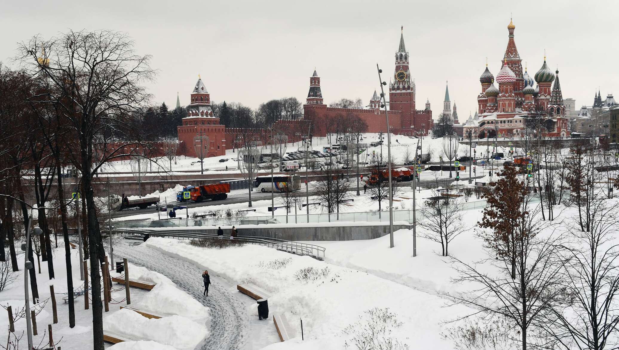 Какая будет зима в москве. Снегопад в Москве Зарядье красная Кремль. Самая холодная зима в Москве в 21 веке. Аномальная зима 2010-11 Москва фотоотчеты.