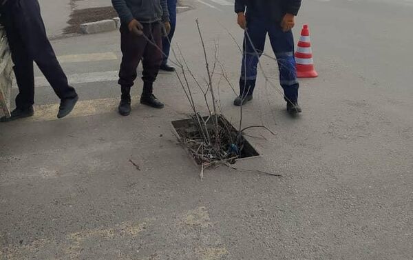 Муниципальное предприятие Бишкекасфальтсервис устанавливает крышки люков на дорогах Бишкека вместо ранее украденных - Sputnik Кыргызстан