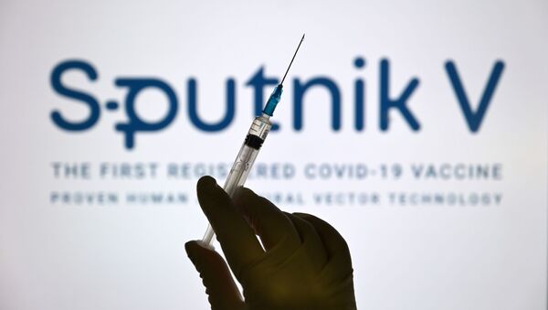Шприц на фоне логотипа вакцины Спутник V - Sputnik Кыргызстан