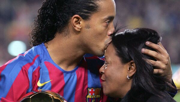Бразильский футболист Роналдиньо со своей матерью. Архивное фото - Sputnik Кыргызстан