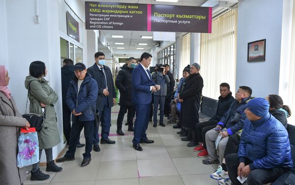 Марипов пришел с незапланированной проверкой в один из ЦОНов столицы - Sputnik Кыргызстан
