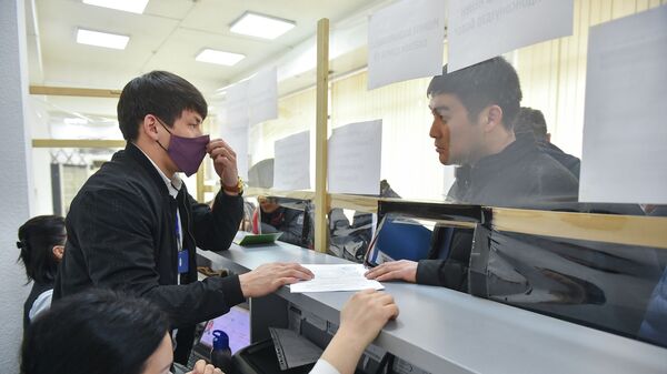 Посетители одного из центров обслуживания населения в Бишкеке. Архивное фото - Sputnik Кыргызстан