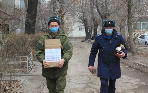 Военнослужащие российской военной базы в Канте поздравили ветеранов военно-воздушных сил с наступающим Днем защитника Отечества - Sputnik Кыргызстан