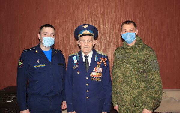 Отмечается, что ветераны ранее проходили службу на аэродроме в Канте - Sputnik Кыргызстан
