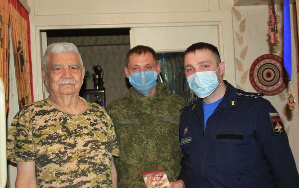 Трое бывших военных услышали поздравления от командования базы и получили продуктовые наборы. - Sputnik Кыргызстан