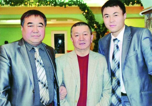 Глава СЭЗ Бишкек Кудрет Тайчабаров и его отец, известный журналист Марип Тайчабаров (на фото слева). Он родился в 1961 году и скончался в 2021-м. - Sputnik Кыргызстан