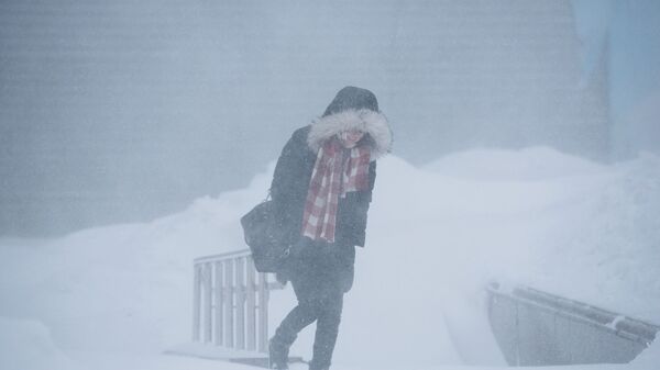 Девушка идет по улице во время снежной метели. Архивное фото - Sputnik Кыргызстан