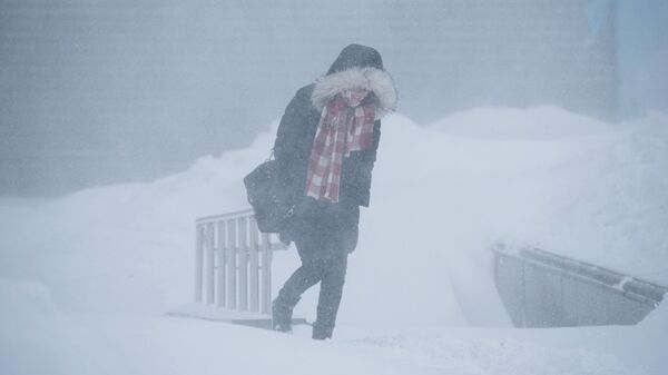 Девушка идет по улице во время снежной метели. Архивное фото - Sputnik Кыргызстан
