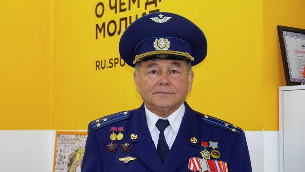 Полковник в отставке, военный летчик Болот Мамбеталиев. Архивное фото - Sputnik Кыргызстан