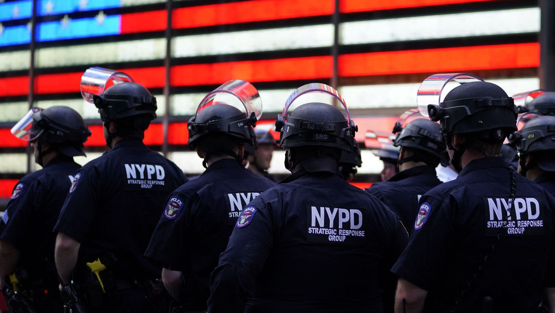 Полицейские Нью-Йорка наблюдают за демонстрантами на Таймс-сквер во время акции протеста. Архивное фото - Sputnik Кыргызстан, 1920, 23.02.2021