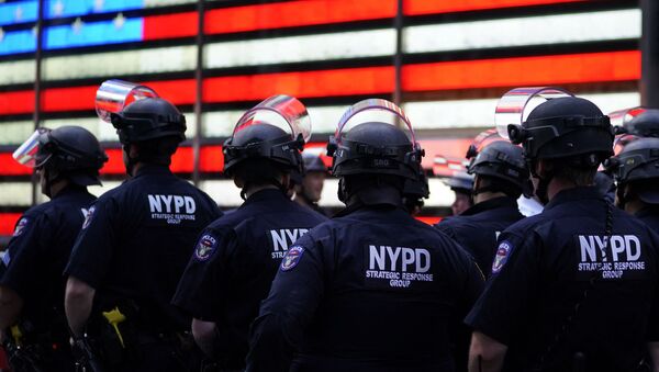 Полицейские Нью-Йорка наблюдают за демонстрантами на Таймс-сквер во время акции протеста. Архивное фото - Sputnik Кыргызстан