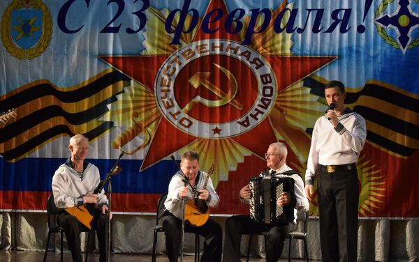 После концерта военные повара угостили собравшихся солдатской гречневой кашей с мясом и сладким чаем - Sputnik Кыргызстан