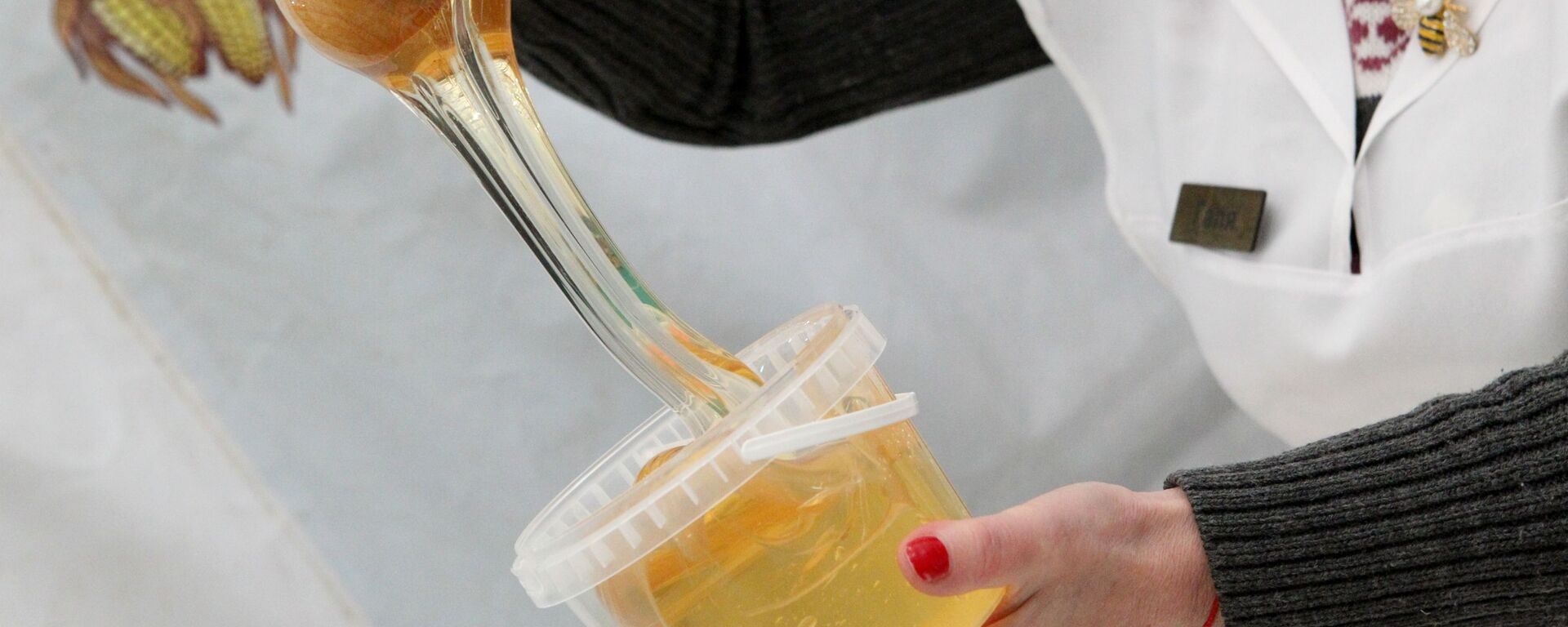 Продавец демонстрирует мёд. Архивное фото - Sputnik Кыргызстан, 1920, 24.02.2021