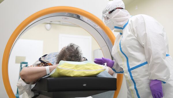 Врач помещает пациентку в аппарат компьютерной томографии - Sputnik Кыргызстан