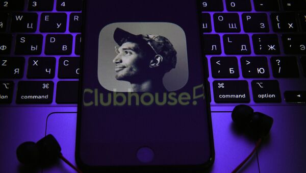 Приложение Clubhouse на экране смартфона. Архивное фото - Sputnik Кыргызстан