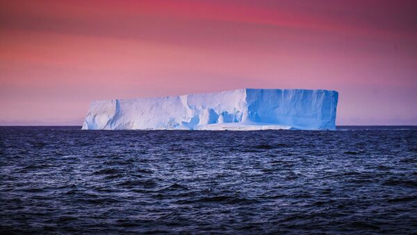 Вид на айсберг с борта исследовательского судна. Архивное фото - Sputnik Кыргызстан