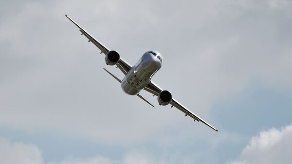 Пассажирский самолёт совершает полет. Архивное фото - Sputnik Кыргызстан
