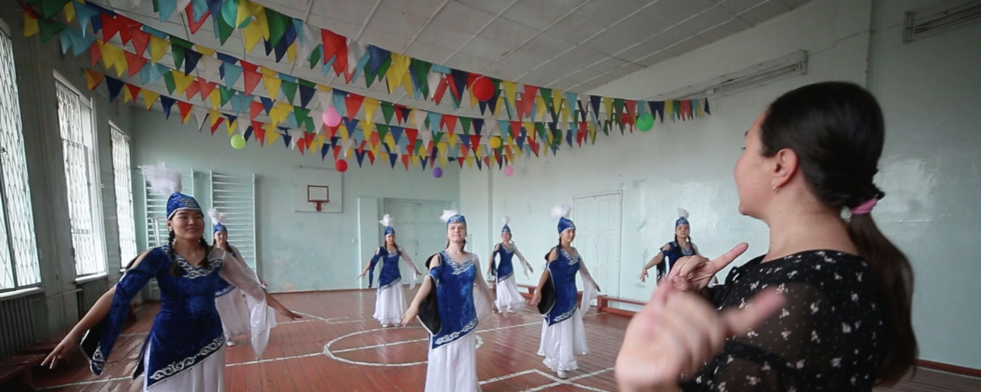Никогда не слышали музыку, но танцуют. Видео про бишкекчан, ломающее шаблоны - Sputnik Кыргызстан, 1920, 25.02.2021