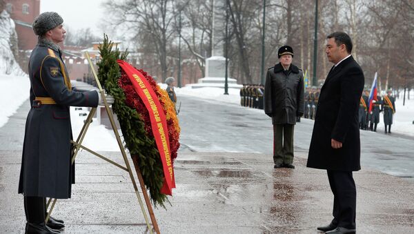 Президент Садыр Жапаров возложил венок к могиле неизвестного солдата в Москве - Sputnik Кыргызстан