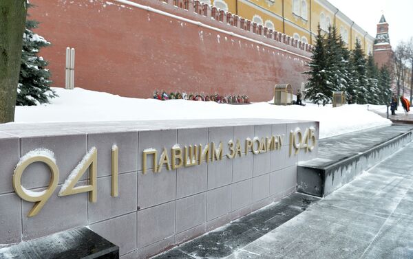 Президент Кыргызстана Садыр Жапаров, завершая рабочий визит в Россию, возложил венок к Могиле Неизвестного солдата у Кремлевской стены - Sputnik Кыргызстан