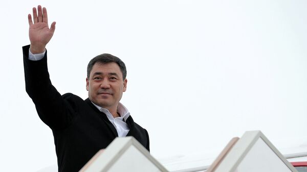 Президент Садыр Жапаров во время посадки на самолет. Архивное фото - Sputnik Кыргызстан
