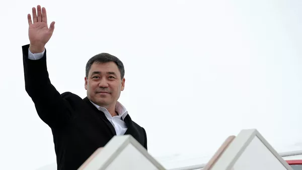 Президент Садыр Жапаров садится в самолет. Архивное фото - Sputnik Кыргызстан