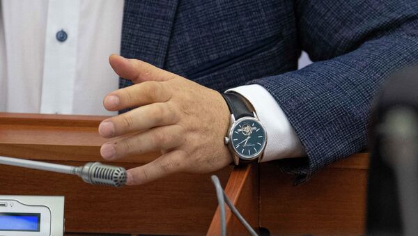 Жогорку Кеңештин депутаты колунда сааты менен. Архив - Sputnik Кыргызстан