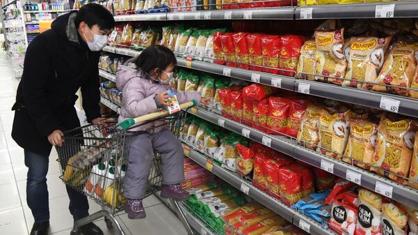 Супермаркеттеги кардарлар. Архивдик сүрө - Sputnik Кыргызстан