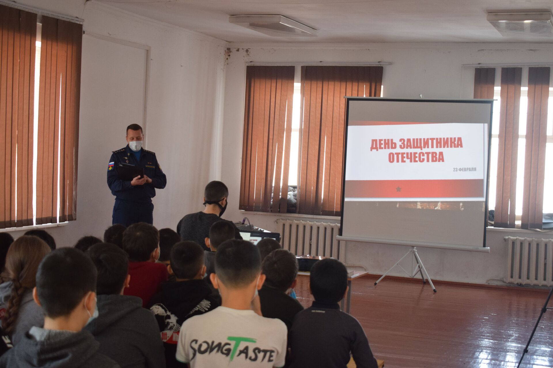 Военные с базы Кант провели военно-патриотические уроки для учеников - Sputnik Кыргызстан, 1920, 26.02.2021
