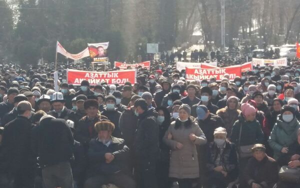 В центре Оша сегодня был организован митинг в поддержку бывшего зампредседателя таможни Райымбека Матраимова - Sputnik Кыргызстан