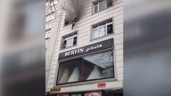 Мать сбросила детей из окна многоэтажки, чтобы спасти — видео - Sputnik Кыргызстан