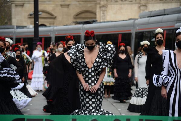 Протест дизайнеров платьев фламенко в Севилье - Sputnik Кыргызстан