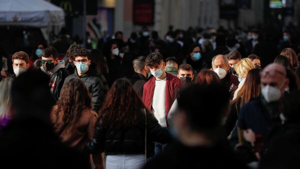 Люди в защитных масках идут по улице. Архивное фото - Sputnik Кыргызстан