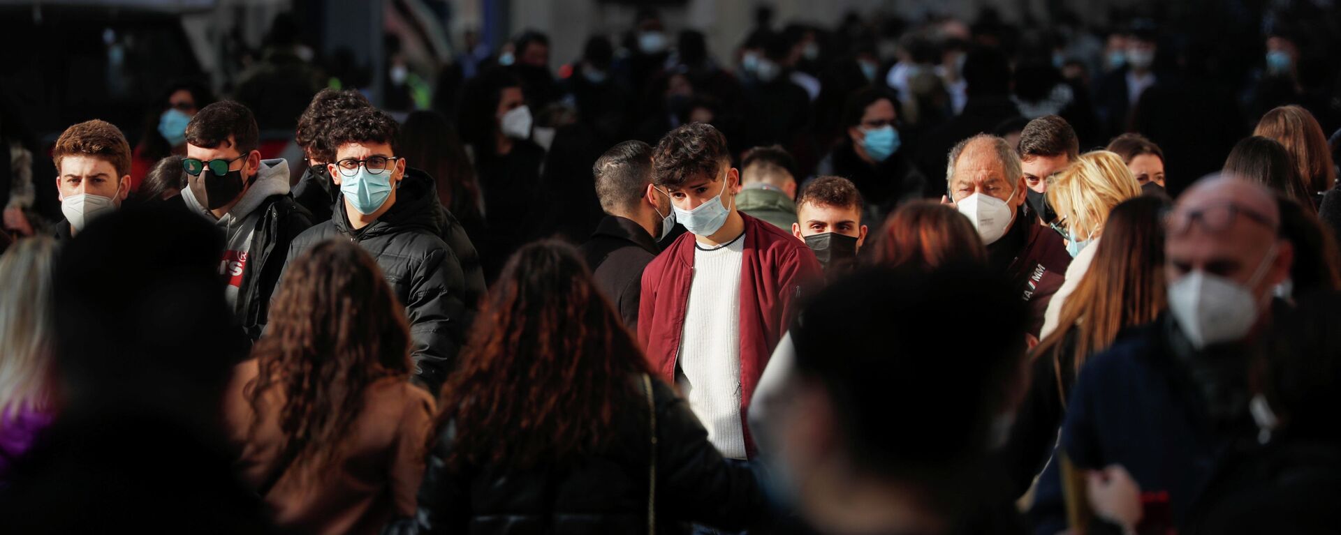 Люди в защитных масках идут по главной торговой улице Виа-дель-Корсо в Риме, Италия - Sputnik Кыргызстан, 1920, 01.03.2021