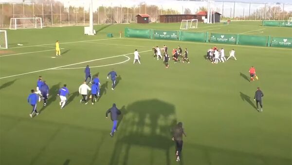 Казахские и украинские игроки устроили массовую драку. Матч сорван — видео - Sputnik Кыргызстан