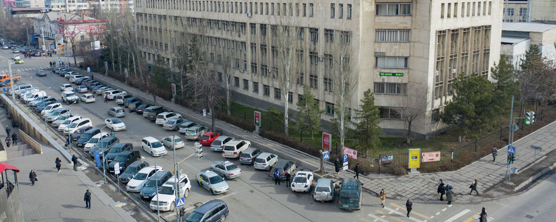 Автомобили припаркованные на улице Шопокова в Бишкеке. Архивное фото - Sputnik Кыргызстан, 1920, 24.03.2022