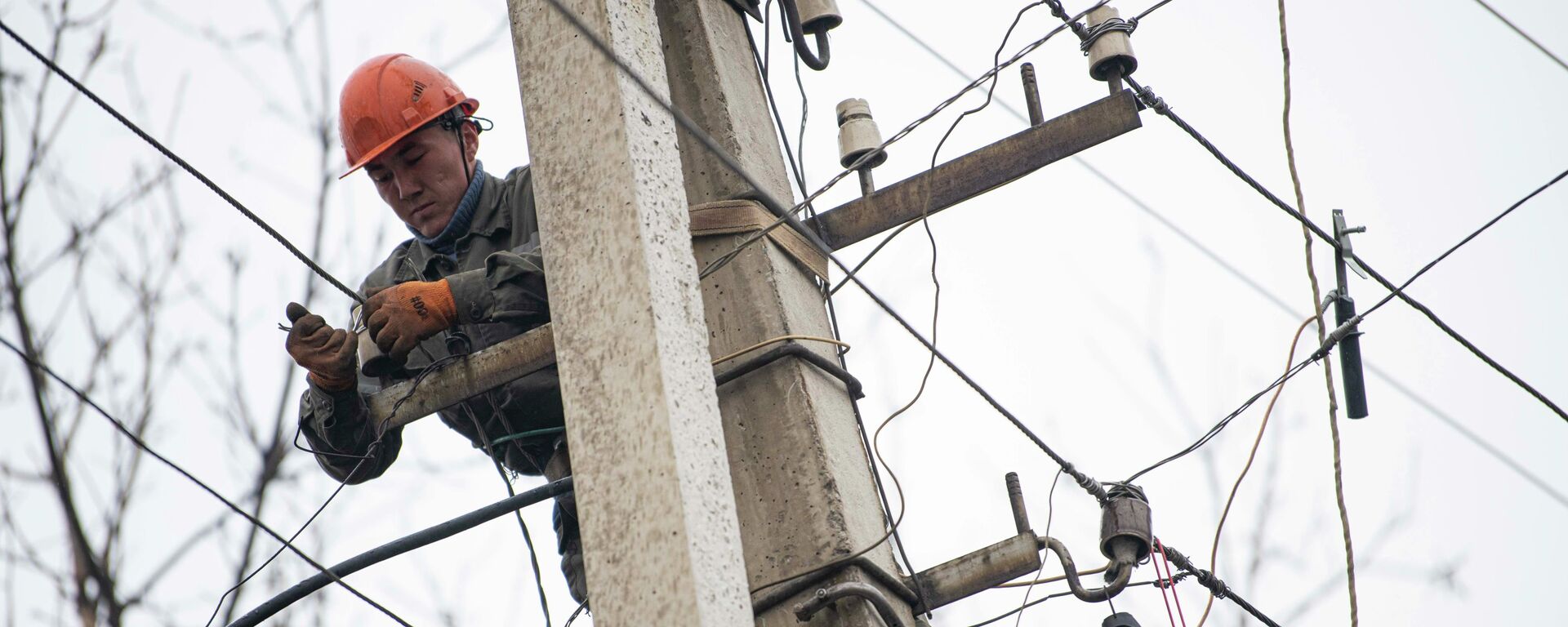 Сотрудник Северэлектро проводит ремонтные работы на линии электропередач. Архивное фото - Sputnik Кыргызстан, 1920, 30.11.2021